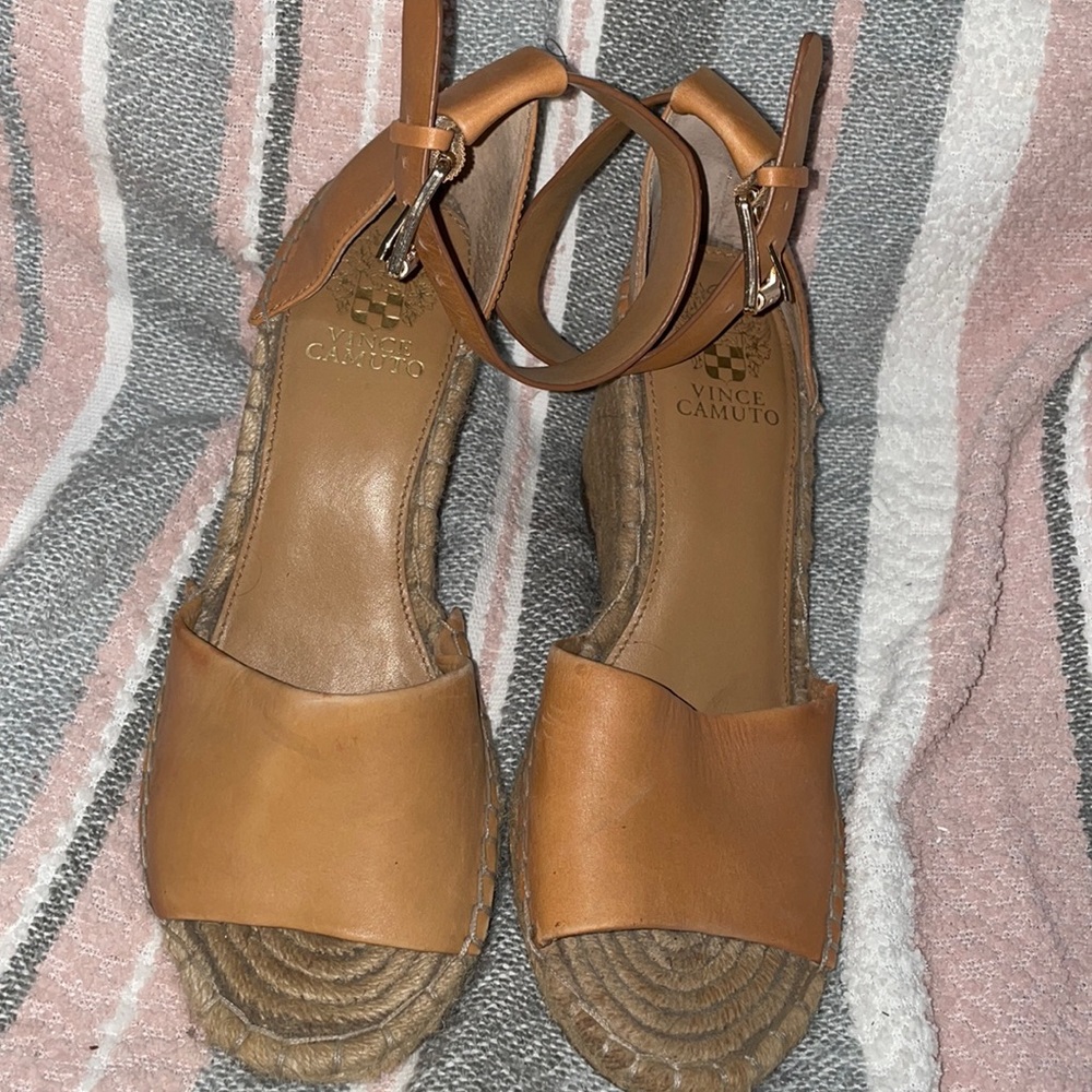 Vince Camuto size 9 tan wedges🤎
